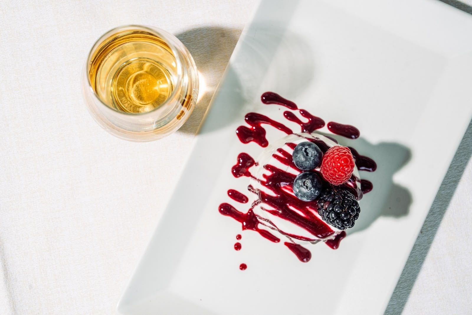 Panna cotta e calice di vino bianco in terrazza