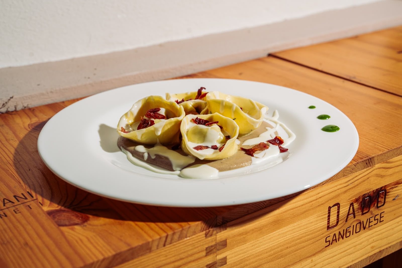 Tortellini fatti in casa, panna e speck croccante